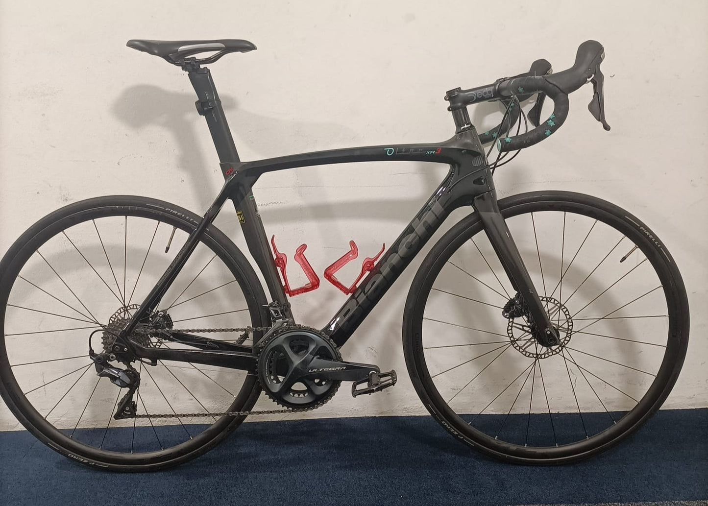 Bianchi - Infinito CV ディスクブレーキ - カーボンロードバイクレンタルシドニー